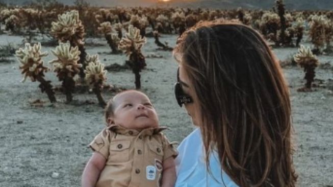 Potret Baby Izz Berpetualang di Gurun Mojave (Instagram/indpriw)