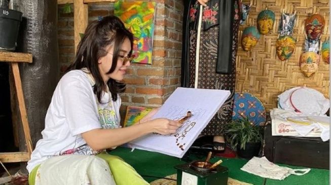  Potret Liburan Ayu Ting Ting di Yogyakarta (Instagram/mom_ayting92_)