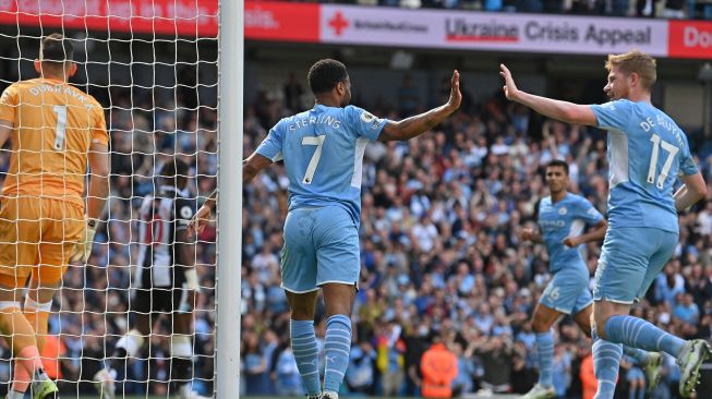 Gelandang Manchester City Raheem Sterling (tengah) merayakan golnya dengan gelandang Manchester City Kevin De Bruyne saat pertandingan sepak bola Liga Premier Inggris antara Manchester City dan Newcastle United di Stadion Etihad, Manchester, Inggris, Minggu (8/5/2022). [Paul ELLIS / AFP]