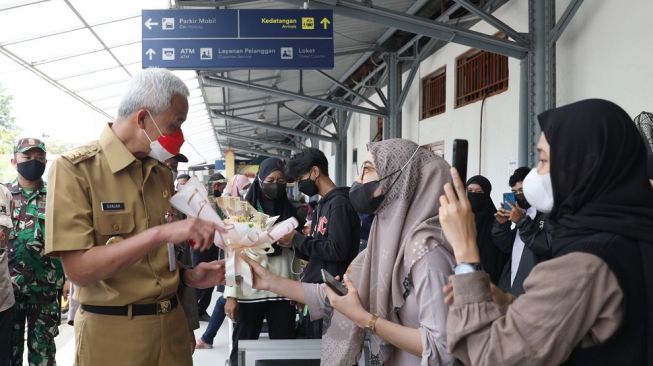 Tinjau Stasiun Semarang Poncol, Ganjar Sebut Arus Balik Aman dan Lancar