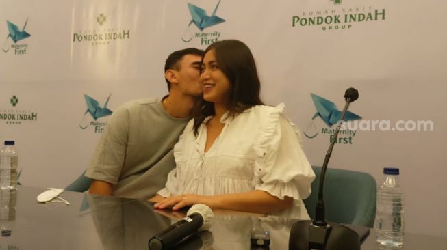 Jessica Iskandar dan Vincent Verhaag menggelar konferensi pers mengenai persalinan anak keduanya di sebuah Rumah Sakit Pondok Indah di Jakarta, Senin (9/5/2022). [Rena Pangesti/Suara.com]