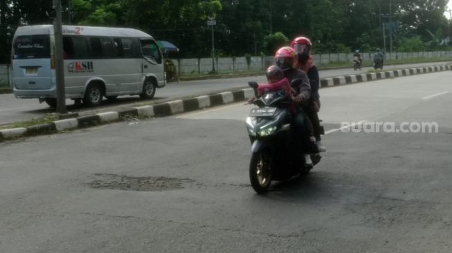 Motor Masuk Lubang di Tengah Jalan Bypass Soekarno Hatta, Mahasiswi Terjatuh Alami Luka di Kaki