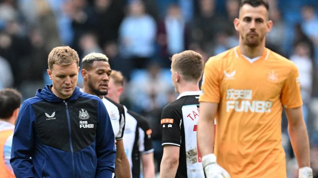 Pelatih Newcastle United Eddie Howe (kiri) dan penjaga gawang Newcastle United Martin Dubravka (kanan) meninggalkan lapangan usai pertandingan sepak bola Liga Premier Inggris antara Manchester City dan Newcastle United di Stadion Etihad, Manchester, Inggris, Minggu (8/5/2022). [Paul ELLIS / AFP]
