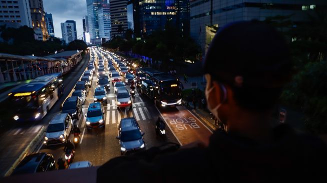 Sejumlah kendaraan terjebak kemacetan di Jalan Sudirman, Jakarta Pusat, Senin (9/5/2022). [Suara.com/Alfian Winanto]