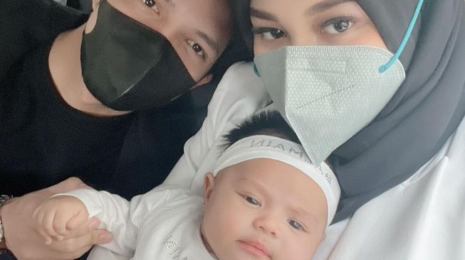 5 Ekspresi Baby Ameena saat Difoto, Bikin Orang Ingin Mencubitnya