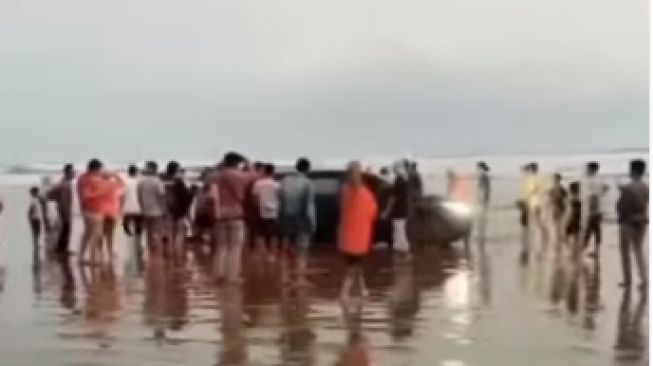 Diduga Malas Jalan Kaki, Wisatawan Kena Apes saat Liburan Ke Pantai: Mitsubishi Pajero Sport Terjebak di Pasir