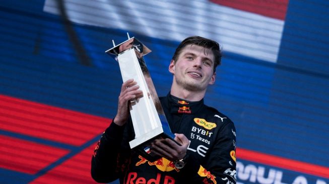 Pembalap Red Bull Racing asal Belanda, Max Verstappen, merayakan kemenangannya di podium setelah memenangkan F1 GP Miami 2022 di Miami International Autodrome di Miami Gardens, Florida, pada 8 Mei 2022.Brendan Smialowski / AFP.