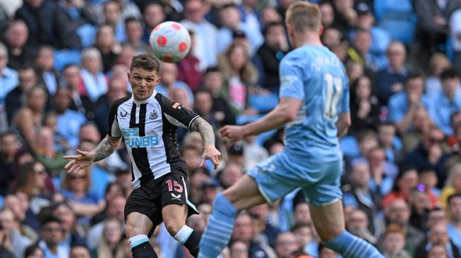 Bek Newcastle United Kieran Trippier (kiri) bersaing dengan gelandang Manchester City Kevin De Bruyne saat pertandingan sepak bola Liga Premier Inggris antara Manchester City dan Newcastle United di Stadion Etihad, Manchester, Inggris, Minggu (8/5/2022). [Paul ELLIS / AFP]
