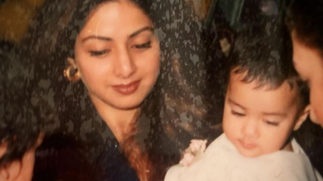 Postingan Seleb Bollywood di Hari Ibu Internasional (Instagram/@janhvikapoor)