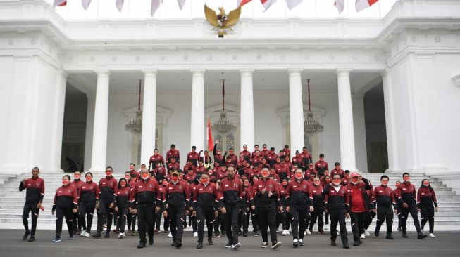 Presiden Joko Widodo (keempat kiri depan) berjalan bersama Ketua Komite Olimpiade Indonesia (KOI) Raja Sapta Oktohari (keempat kanan depan), Menpora Zainudin Amali (ketiga kiri depan), Chef de Mission (CdM) kontingen Indonesia untuk SEA Games 2021 Ferry Kono (ketiga kanan depan) usai berfoto bersama para atlet saat pelepasan kontingen Indonesia untuk SEA Games 2021 di halaman Istana Merdeka, Jakarta, Senin (9/5/2022). [ANTARA FOTO/Hafidz Mubarak A/rwa]