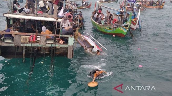 Menengok Kemeriahan Tradisi Larung Kepala Kerbau, Diikuti Ratusan Perahu Nelayan Jepara