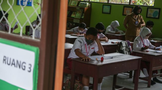 Sejumlah siswa kelas 6 mengerjakan soal ujian sekolah di SD Negeri 11 Langkai Palangka Raya, Kalimantan Tengah, Senin (9/5/2022). [ANTARA FOTO/Makna Zaezar/rwa]