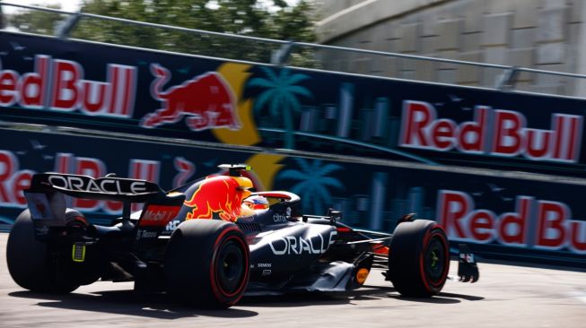 Max Verstappen bersama RB18 di F1 GP Miami [PT ExxonMobile Lubricants Indonesia].