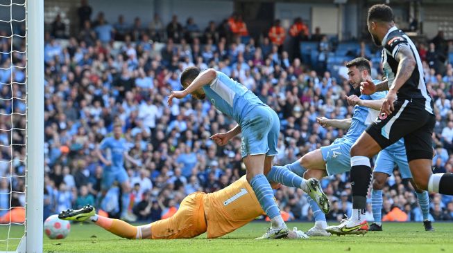 Bek Manchester City Aymeric Laporte mencetak gol kedua saat pertandingan sepak bola Liga Premier Inggris antara Manchester City dan Newcastle United di Stadion Etihad, Manchester, Inggris, Minggu (8/5/2022). [Paul ELLIS / AFP]
