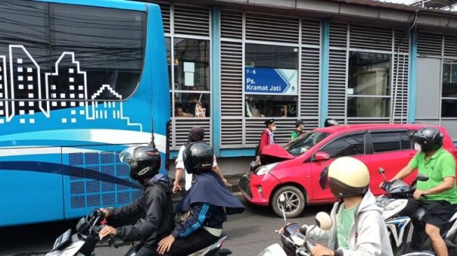 Lagi Berhenti di Halte, TransJakarta Diseruduk Minibus di Kramat Jati, Sopir Terluka