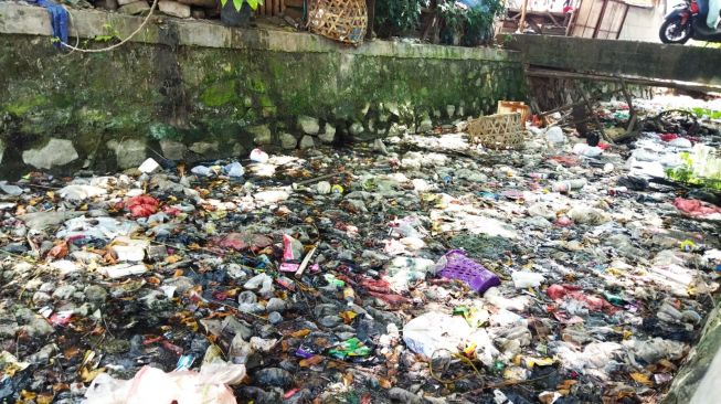 Sudah 3 Bulan Saluran Irigasi di Pasar Kranggot Dipenuhi Sampah, Warga: Ini Penyebab Banjir di Kota Cilegon