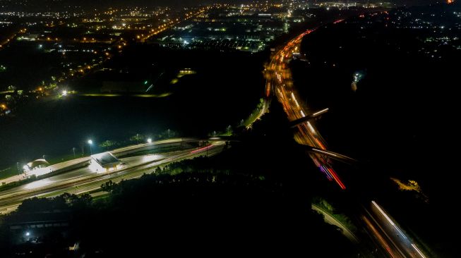 Foto udara kendaraan pemudik melintas di simpang susun Cikampek, Karawang, Jawa Barat, Minggu (8/5/2022). [ANTARA FOTO/M Ibnu Chazar/YU]