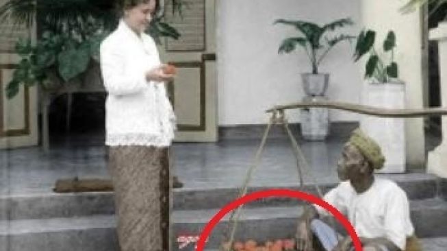 Viral Foto Jadul Pedagang Keliling di Rumah Mewah Tahun 1915, Jenis Buah yang Dijual Bikin Publik Salfok