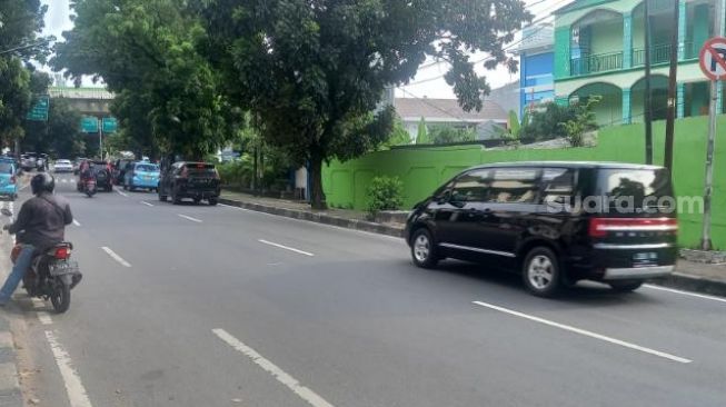 Suasana lokasi dua prajurit TNI kalahkan sembilan begal di kawasan Kebayoran Baru, Jakarta Selatan, Senin (9/5/2022). [Suara.com/Yosea Arga Pramudita]