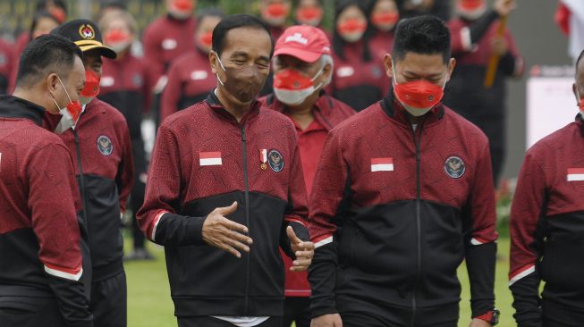 Presiden Joko Widodo (kiri) berbincang dengan Ketua Komite Olimpiade Indonesia (KOI) Raja Sapta Oktohari saat pelepasan kontingen Indonesia untuk SEA Games 2021 di halaman Istana Merdeka, Jakarta, Senin (9/5/2022). [ANTARA FOTO/Hafidz Mubarak A/rwa]