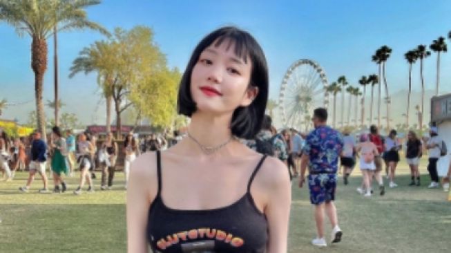 Bikin Syok Penggemar, Lee Yoo Bi Pamer Foto Bareng Pria Terkenal Ini!