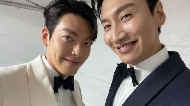 Potret Kedekatan Kim Woo Bin dan Lee Kwang Soo di Baeksang Arts Awards 2022