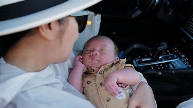 Potret Baby Izz Berpetualang di Gurun Mojave (Instagram/yorafebrina)