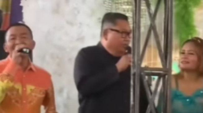 Penampakan Pria Mirip Kim Jong-un Asyik Nyanyi Dangdut di Acara Kondangan, Warganet: Judul Lagunya Rudal Bergoyang