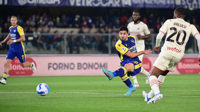 Pemain depan Hellas Verona Giovanni Simeone menembak bola saat pertandingan sepak bola Serie A Liga Italia antara Hellas Verona melawan AC Milan di Stadion Marcantonio Bentegodi, Verona, Italia, Minggu (8/5/2022). [Miguel MEDINA / AFP]