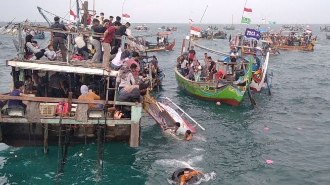 Seru dan Unik, Nelayan Jepara Lakukan Tradisi Lomban