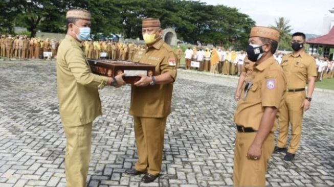 Pakaian Dinas Gubernur Gorontalo Rusli Habibie dan Wakil Gubernur Gorontalo Idris Rahim Akan Dipajang di Museum