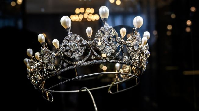 Sebuah Mahkota "The Furstenberg Tiara" (perkiraan harga: Euro 383.900-575.800) yang terbuat dari mutiara dan berlian dengan tanda perhiasan terkenal Austria Gustav Flach ditampilkan di Rumah Lelang Christie di Jenewa, Swiss, Jumat (6/5/2022). [Fabrice COFFRINI / AFP]