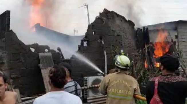 Ditinggal Silaturahmi Pemiliknya, Satu Rumah Warga di Cakung Hangus Terbakar