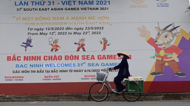 Pengendara sepeda melintasi baliho SEA Games 2021 Vietnam di Kota Bac Ninh, Vietnam, Minggu (8/5/2022). [ANTARA FOTO/Aditya Pradana Putra/YU]

