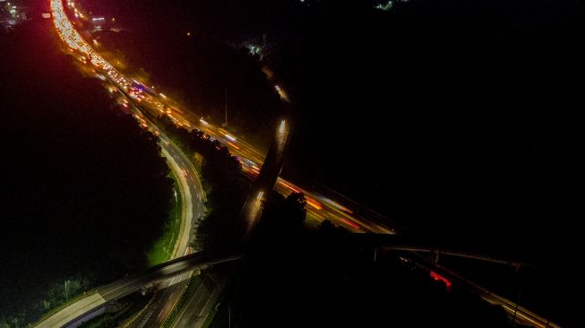 Foto udara kendaraan pemudik melintas di simpang susun Cikampek, Karawang, Jawa Barat, Minggu (8/5/2022). [ANTARA FOTO/M Ibnu Chazar/YU]