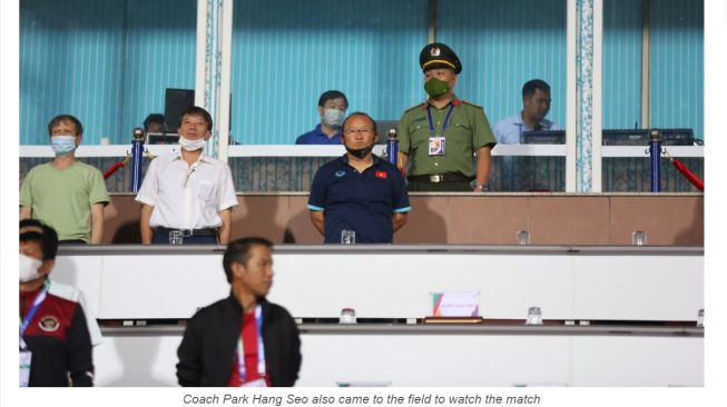Tangkapan layar foto saat Park Hang-seo menonton laga Indonesia vs Timor Leste (Vietnamnet.vn)