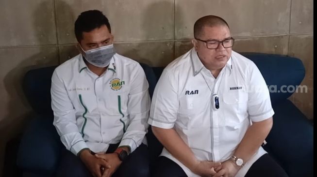 Pengacara Medina Zein, Razman Arif Nasution (kanan) menggelar konferensi pers terkait kasus kliennya dengan Uya Kuya dan Denise Chariesta di kawasan Jagakarsa, Jakarta Selatan, Selasa (10/5/2022). [Rena Pangesti/Suara.com]