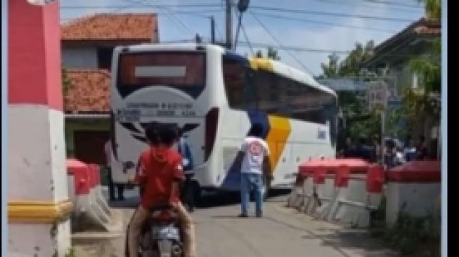 Geger Bus Tersesat di Gang Sempit di Siang Bolong, Penyebabnya Misterius