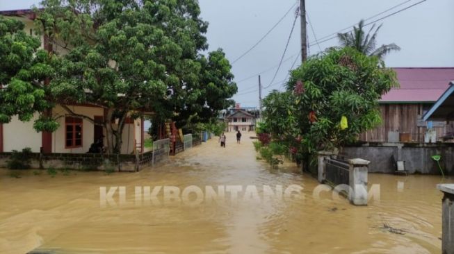 Pemukiman warga di Kelurahan Gunung Telihan, Kecamatan Bontang Barat terendam banjir. [KlikKaltim.com]