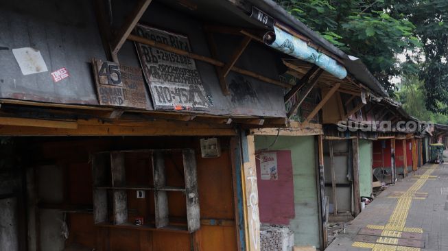 Kondisi deretan kios pedagang di Pasar Hewan Barito, Kebayoran Baru, Jakarta, Selasa (10/5/2022). [Suara.com/Angga Budhiyanto]