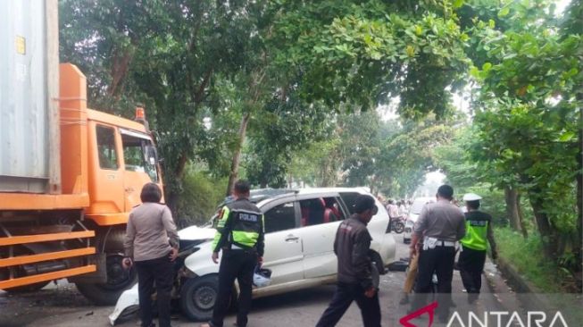 Hantam Truk Kontainer, 10 Penumpang Minibus Xenia Alami Luka Berat dan Ringan