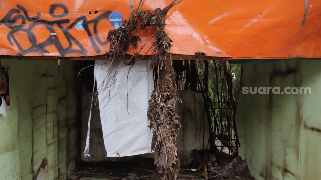 Kondisi salah satu kios pedagang di Pasar Hewan Barito, Kebayoran Baru, Jakarta, Selasa (10/5/2022). [Suara.com/Angga Budhiyanto]