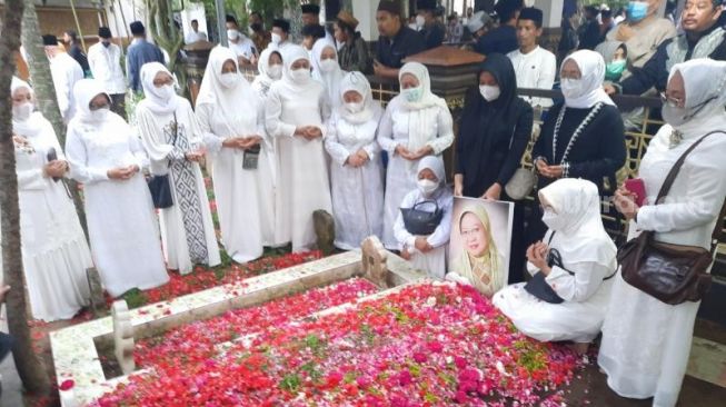 Prosesi pemakaman Lily Wahid di Pesantren Tebuireng, Jombang, Selasa (10/5/2022). [SuaraJatim/Zen Arifin].