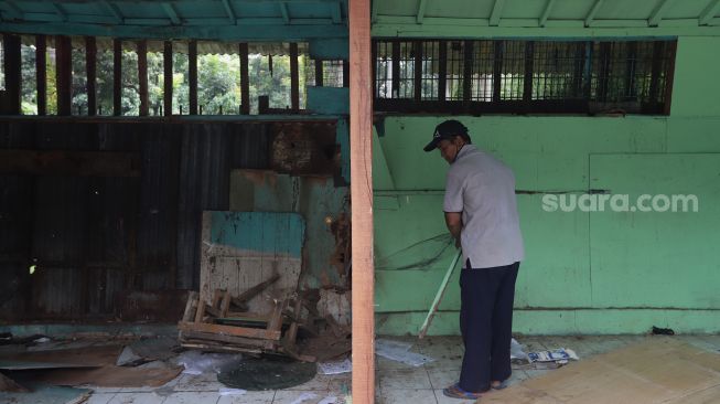 Pekerja membongkar kios pedagang di Pasar Hewan Barito, Kebayoran Baru, Jakarta, Selasa (10/5/2022). [Suara.com/Angga Budhiyanto]