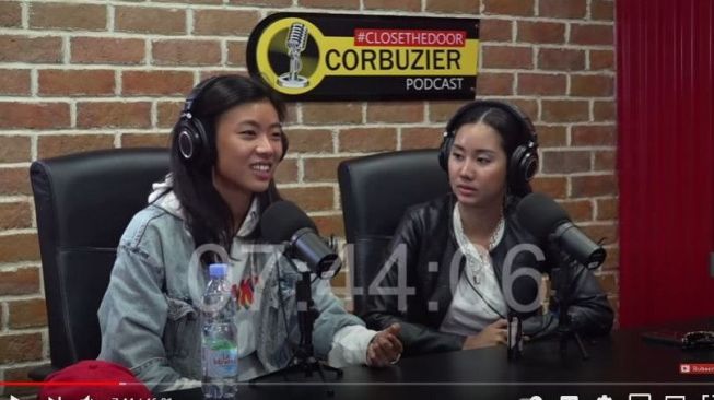 Chika Kinsky dan Yumi Kwandy di podcast Close The Door Deddy Corbuzier.