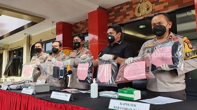 Kabid Humas Polda Metro Jaya Kombes Endra Zulpan (tengah) memberikan keterangan pers terkait kasus begal terhadap dua prajurit TNI di Polres Metro Jakarta Selatan, Selasa (10/5/2022). [Suara.com/Stephanus Aranditio]