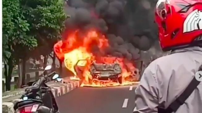 Terdengar Ledakan hingga Asap Hitam Mengepul , Viral Mobil Baleno Plat Putih Terbakar di Jalan