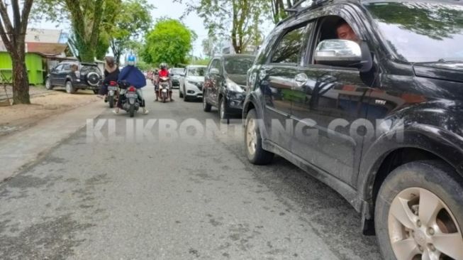 Kondisi jalan KS Tubun ramai dipadati kendaraan akibat penutupan ruas jalan Ahmad Yani. [KlikKaltim.com]