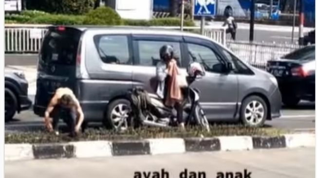 Pemotor rela melepas baju dan pembonceng buka kerudung demi tolong kucing mati di jalan (Instagram)