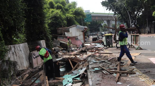 Pekerja membongkar kios pedagang di Pasar Hewan Barito, Kebayoran Baru, Jakarta, Selasa (10/5/2022). [Suara.com/Angga Budhiyanto]